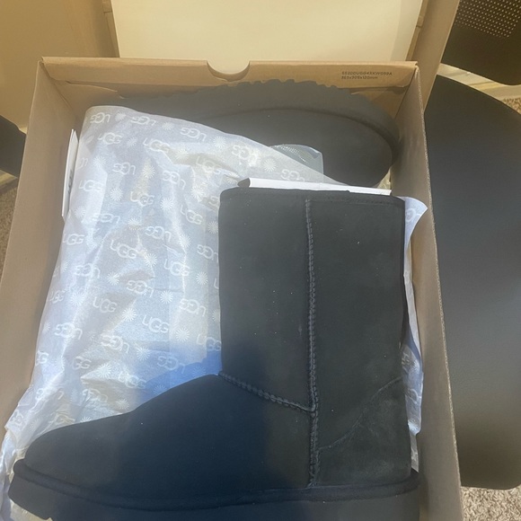 NWOT.. UGG Classic Short - Picture 2 of 7